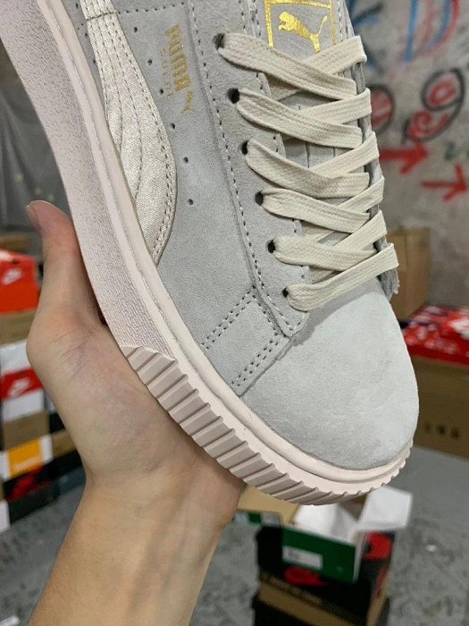 【零點旗艦店】彪馬Puma Basket Platform Scallop 灰色絲綢 蕾哈娜二代 休閑鞋 鞋面材質配搭透氣孔設計柔軟透氣，適合日常穿著。