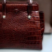 ((瑪奇亞朵的珠寶世界))義大利名牌真品 超美紅棕色 頂級 鱷魚皮紋 美包 VERSACE 側背包