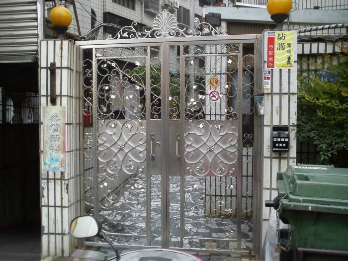 大台中地區 彩色烤漆浪板 鋼構廠房 白鐵防盜門窗 鐵皮屋 藝術鍛造門窗 採光罩 電動捲門 旋轉樓梯各類鐵件工程 代客設計