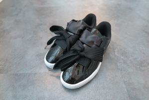 時尚蕾哈娜Puma Basket Heart Patent 蝴蝶結緞帶漆皮平底休閒鞋(黑)KIITO小闆娘APT.3R