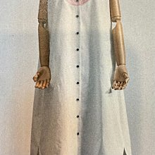 [最後折扣出清]國內設計師葉珈伶 CHARINYEH 同名品牌-袖圖排釦洋裝 (限)