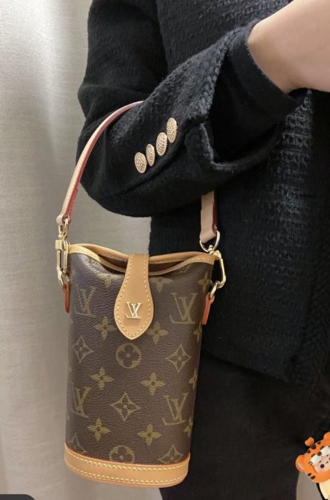 lv fold me pouch review