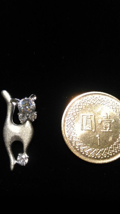 925純銀:可愛貓咪吊墜臉部鑲嵌約25分大小的白鋯石及3顆小鋯石!