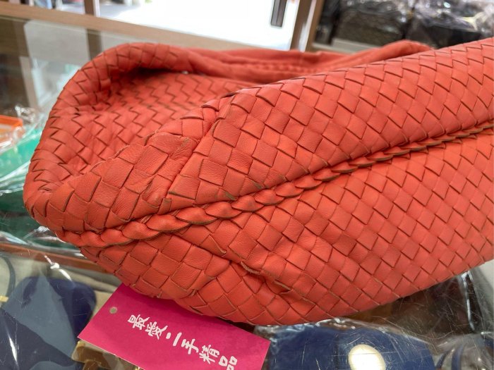 ☆最愛二手精品☆  BOTTEGA VENETA BV 粉橘色全皮編織拉鍊弧型和尚包肩背包手提包 232500 XG6177 彎月