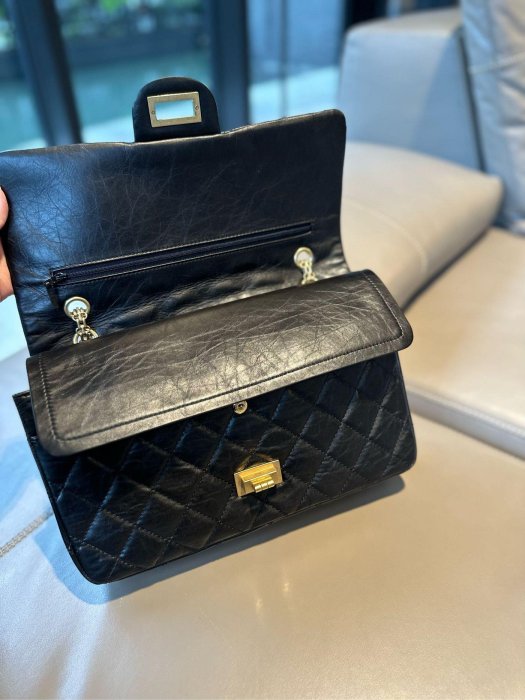 Chanel  經典包款 2.55 Jumbo 復刻牛皮 搭配金釦 97新 完美無磨損、翻蓋包 口蓋鏈條包 雙層設計 配件： 香奈兒盒、防塵套、保卡、羊毛氈