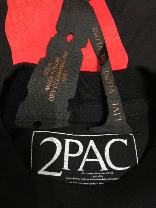 款款】VLONE 2PAC 紐約限定pop up 現貨S.M.L FACE T-shirt | Yahoo奇摩拍賣