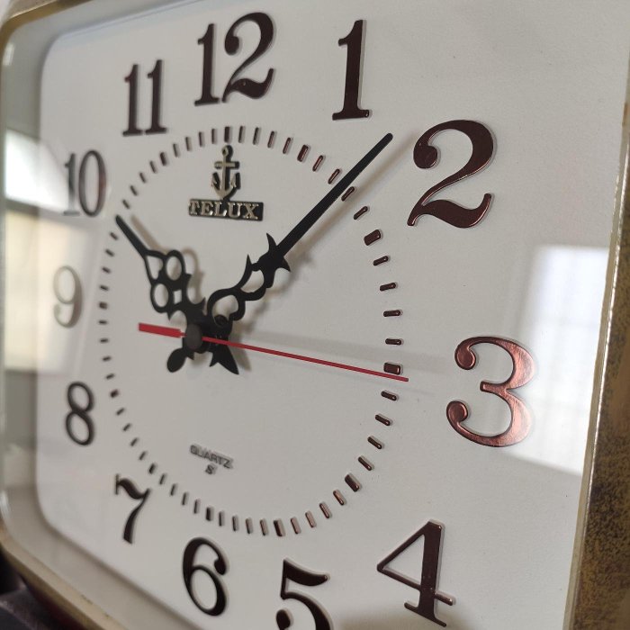 早期 Telux 鐵力士 日本機芯 方形木紋 時鐘 掛鐘 壁鐘Japan movement quartz clock 銅色 阿拉伯數字 鐘錶 機械錶 發條 機械
