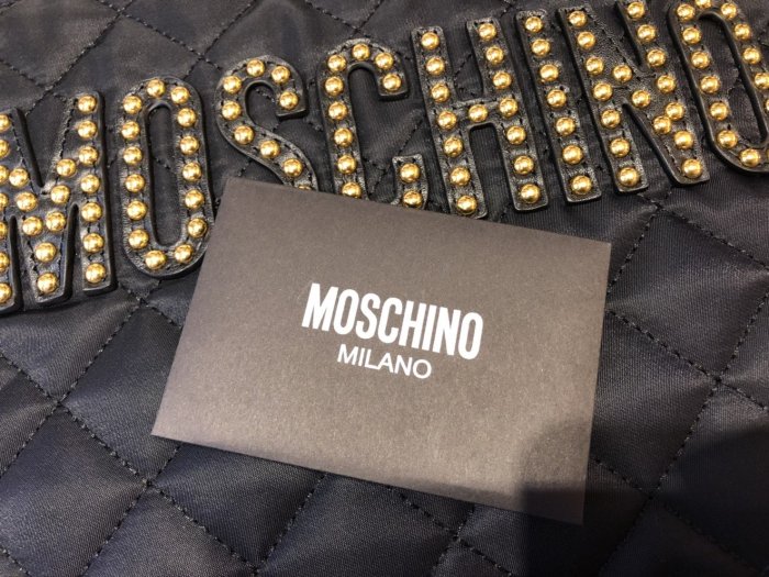 ※芯閣名牌精品店※ Moschino 7B8402 黑色 尼龍菱格紋 䤝釘 金字LOGO 手拿包 晚宴包 全新現貨