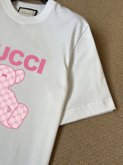 《》Gucci古奇  2024秋冬新款短袖T恤 官網同步發售。純棉 經典系列，時尚優雅 簡單大方得體 時尚不 NO287703