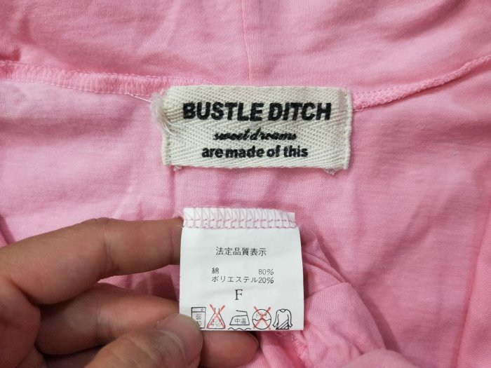 【二手衣櫃】日本品牌 BUSTLE DITCH 粉紅色日系甜美可愛童趣印花刺繡寬鬆毛圈棉圓領短袖T恤上 1080717