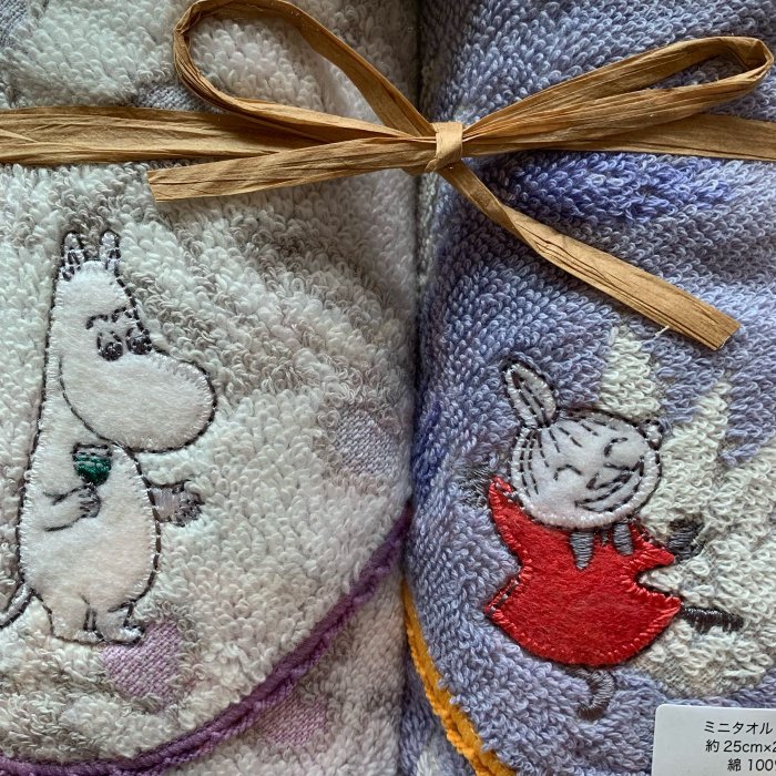 ❤Lika小舖❤全新現貨 日本購入 瑞典品牌 MOOMIN 慕敏家族嚕嚕米亞美小不點 迷你手帕禮盒 刺繡方巾日本丸真出品