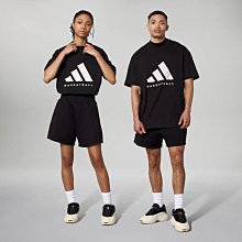 南🔥2024 2月 ADIDAS BASKETBALL 短袖上衣 短T 三葉草 籃球 寬鬆 純棉 男女款 棕灰  IX1970 黑色 IR8492