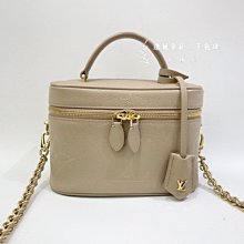 遠麗精品(板橋店) s2808 LV VANITY PM  奶茶色牛皮壓紋化妝箱包 M45608