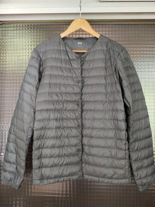 日本品牌 Uniqlo 灰色基本款男裝輕羽絨防風保暖外套上衣風衣(男)