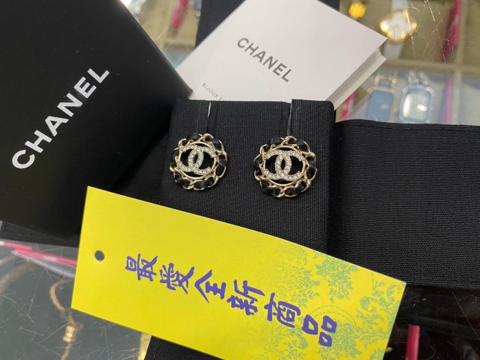 ☆最愛二手精品☆ CHANEL 全新香奈兒金色圓形皮穿鍊雙C LOGO水鑽耳環 AB8297 XG6625