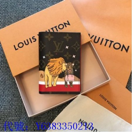 二手正品  LV LOUIS VUITTON 聖誕 限定 經典 原花 獅子 獵豹 紅色 內裡 4卡 護照夾 M63486