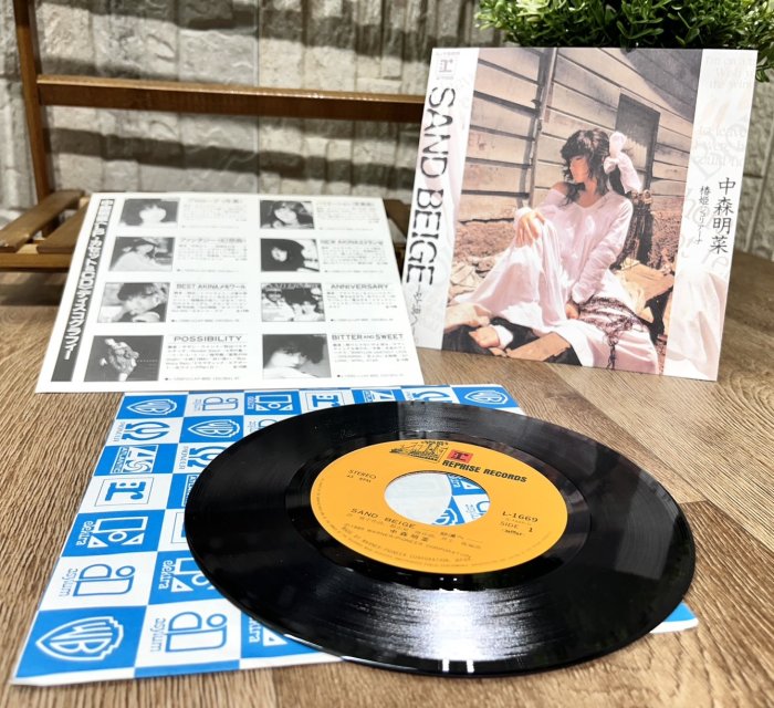 JP.com】日本帶回中森明菜SAND BEIGE 砂漠へ日版7吋黑膠45RPM 單曲EP