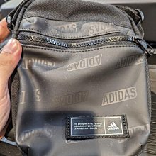 南🔥2023 12月 ADIDAS 斜背包 側背包 運動 訓練 休閒 拉鍊口袋 黑 HY0742