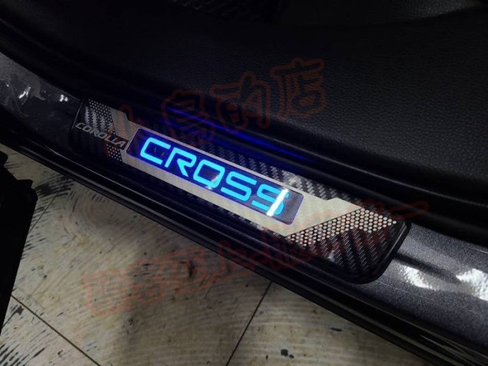 【小鳥的店】2021-24 Corolla Cross【LED 迎賓踏板】卡夢碳纖 門檻條 防刮護板 防滑條 藍光 改裝