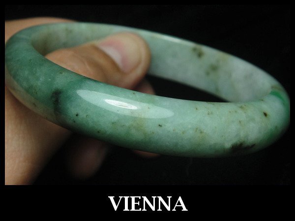 (已蒙收藏)《A貨翡翠》【VIENNA】《手圍20/13mm版寬》緬甸玉/冰種滿色花青蘋果綠翡翠/玉鐲/手鐲K+^019