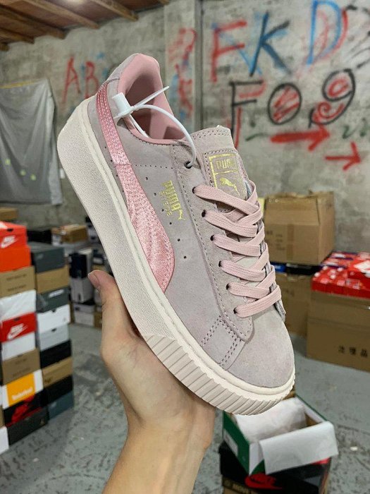 【零點旗艦店】彪馬Puma Basket Platform Scallop 粉色絲綢 蕾哈娜二代 休閑鞋 鞋面材質配搭透氣孔設計柔軟透氣，適合日常穿著。