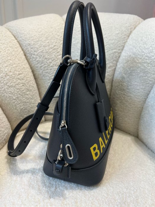 Balenciaga 巴黎世家 經典Ville 塗鴉LOGO 貝殼包 。超級新外觀完好， 手提 斜背包 全真皮，買回來只拿過一次 購買證明，防塵套都有