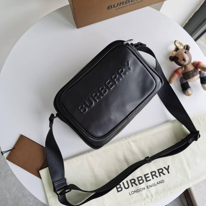 🇬🇧Burberry Paddy Debossed Leather Crossbody Bag 黑色 立體Logo全皮革材質 斜背包/相機包/方包