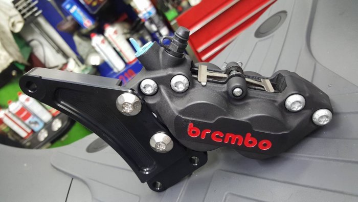 駿馬車業 GOGORO 前輪 豐年俐公司貨 BREMBO 黑底紅字對四卡鉗 7500 含卡座 直上免修改