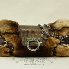 遠麗精品(板橋店) y0037 SALVATORE FERRAGAMO 咖白兔大扣手拿肩背包