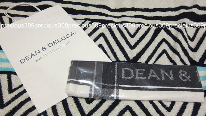 美國紐約知名頂級食品超市品牌-DEAN & DELUCA黑白格紋logo字體款棉製桌巾/餐桌墊