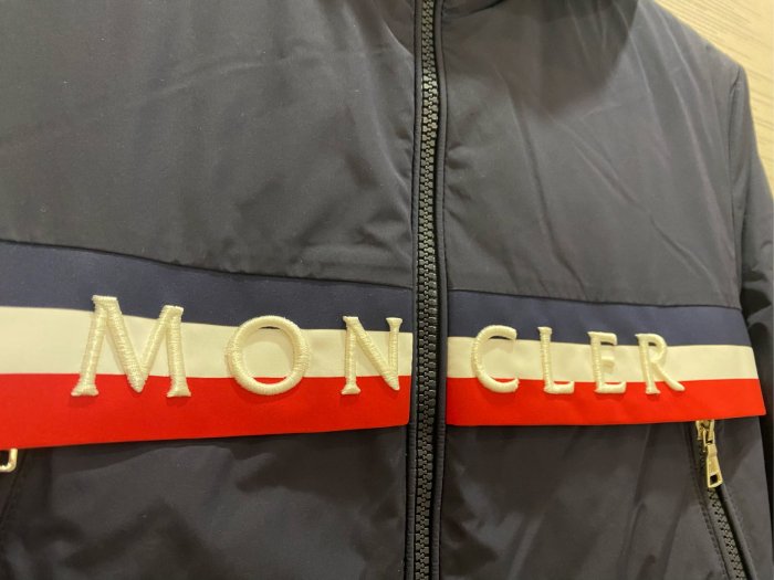 【EZ兔購】~正品 法國頂級 moncler 防風 防水 風衣 內 羽絨 連帽 外套 現貨 青年款 = 男 成人 S M