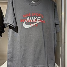 南🔥 2022 7月 NIKE 短袖上衣 短T LOGO 復古 印花 男款 鐵灰 DR8007-060