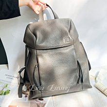 【黎都精品】LOEWE 灰色 全皮 男款 後背包 小號 羅威 包 男包 肩背包