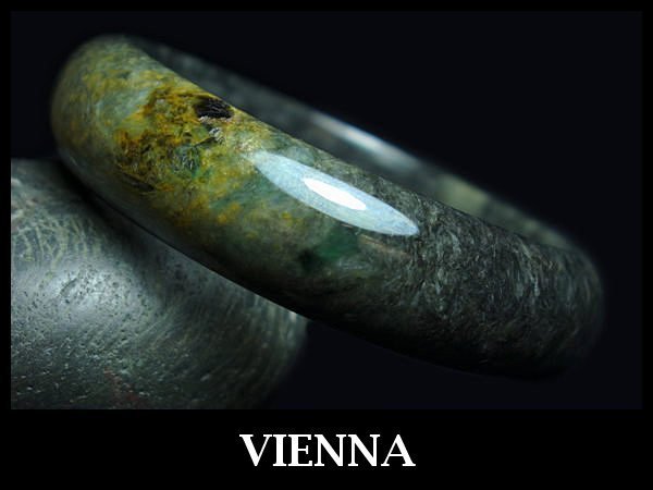 《A貨翡翠》【VIENNA】《手圍19.1/17mm版寬》緬甸玉/冰種濃墨飄蜜糖黃/玉鐲/手鐲O-047