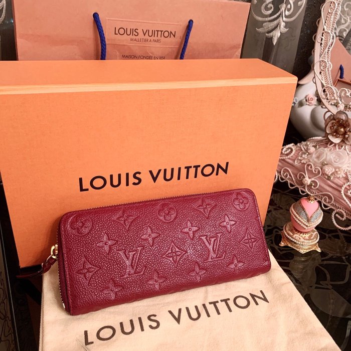 法國專櫃名牌 LV    Louis Vuitton  酒紅紫紅色 全皮革小牛皮荔枝紋 經典原花壓紋 Clemence ㄇ型 拉鍊 窄版長夾皮夾包