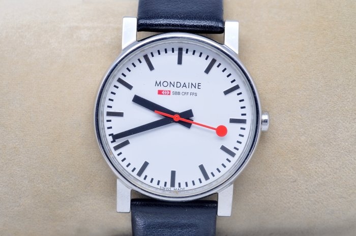 《寶萊精品》Mondaine 國鐵銀白圓型石英男子錶