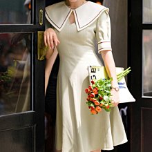 歐單 新款 凍齡氣質 撞色娃娃大翻領 精緻繡線鑲邊 舒適有型 高質感醋酸絲短袖洋裝 兩色 (U1249)