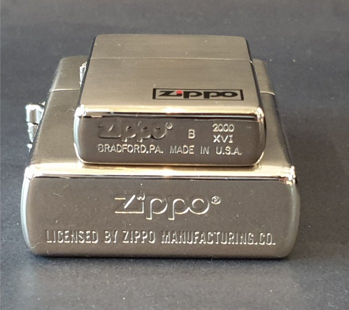 ONE*$1~日系*ZIPPO*2000*千喜年『打火機+桌鐘*禮盒組』鏡面銀*拉取式