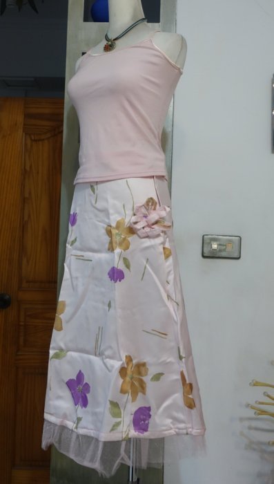 [Ｃ.M.平價精品館]M現貨出清特價/蕾絲粉紅立體花卉裝飾緞面A字裙