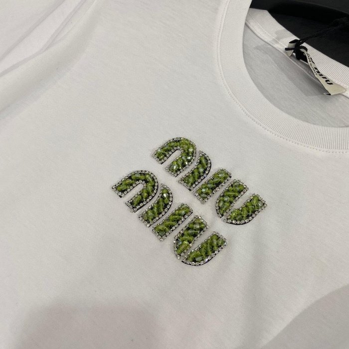 Leann代購~ miumiu 24ss新款釘鉆水晶字母寬松短袖T恤 精致又洋氣 SML