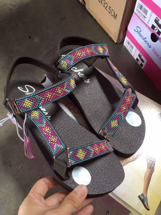新品到，Skechers 印地安編織涼鞋加上瑜珈鞋底搭配1 1/2英吋約4cm高度陪襯身長比例好穿又時尚甜甜價1280