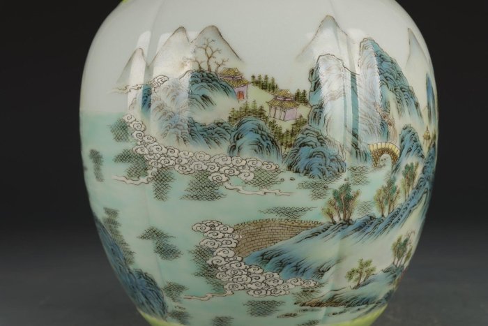 清乾隆-綠釉粉彩山水風景賞瓶高度31.5cm，口徑10.5cm，肚徑18cm，底徑9.6cm。-35614