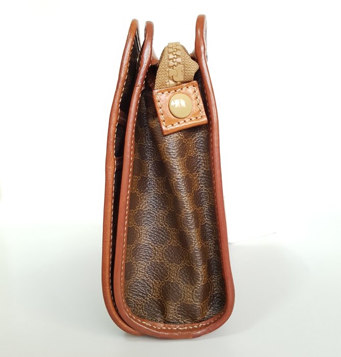 Celine   經典 LOGO 凱旋門 系列   皮革 手拿包  精品包 ， 保證真品  超級特價便宜賣