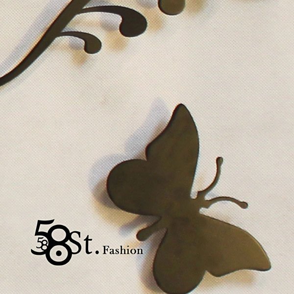 【58街】創意設計師款式「-採花蜜的蝴蝶- 壁貼靜音掛鍾」金屬烤漆，複刻版。AB-114