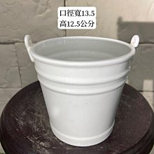 新/芯晨花園三民店進口盆器/水桶造型白色陶瓷盆器/瘦高型/桌上型/參考尺寸：口徑寬13.5高12.5公分/下標請先詢問是否還有現貨 或至現場選購