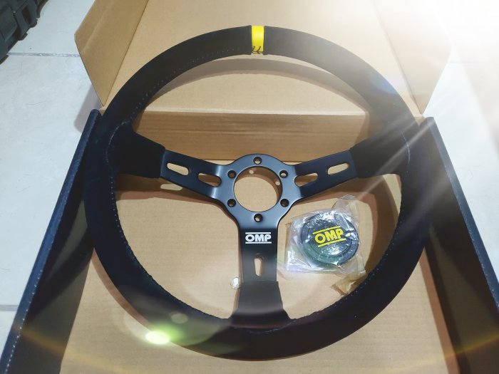 人身部品~全新正OMP RS STEERING WHEEL 三幅中凹反皮350mm方向盤只要6500自取