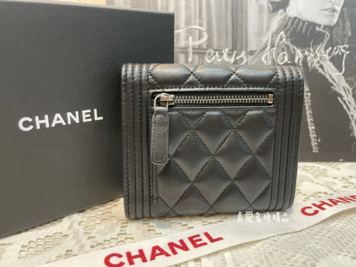 《真愛名牌精品》CHANEL A80734  BOY 黑色羊皮 霧銀扣 三折 短夾*全新品*代購