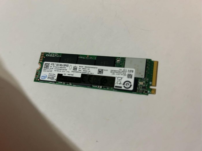 二手近全新INTEL 660P SSD固態硬碟2TB使用時數0，M.2 NvME