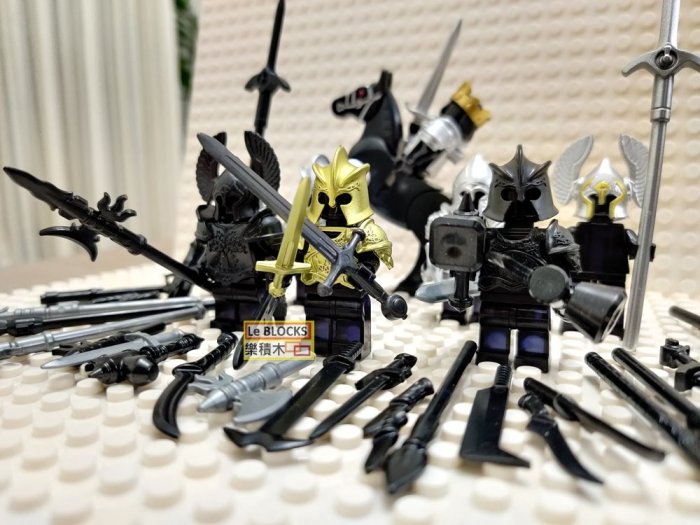 樂積木【預購】第三方 暗影騎士團 武器x39 頭盔x8 盔甲x6 戰馬x1 黑色人偶x8 袋裝 非樂高LEGO相容