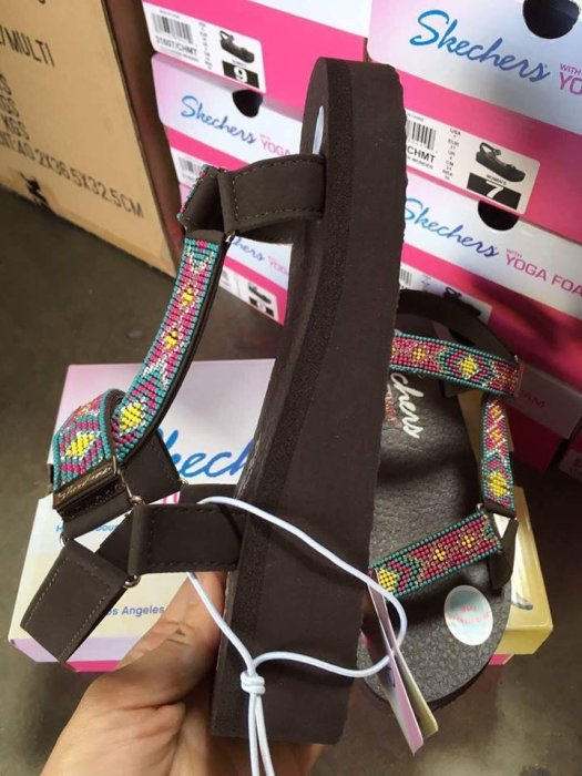 新品到，Skechers 印地安編織涼鞋加上瑜珈鞋底搭配1 1/2英吋約4cm高度陪襯身長比例好穿又時尚甜甜價1280